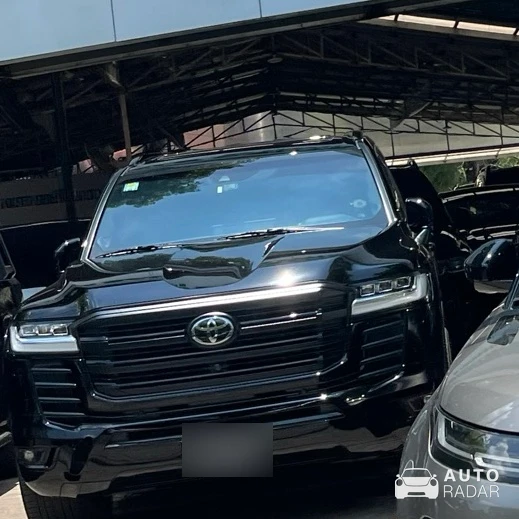 Toyota Land Cruiser J300 GR Sport spotted in Yangon