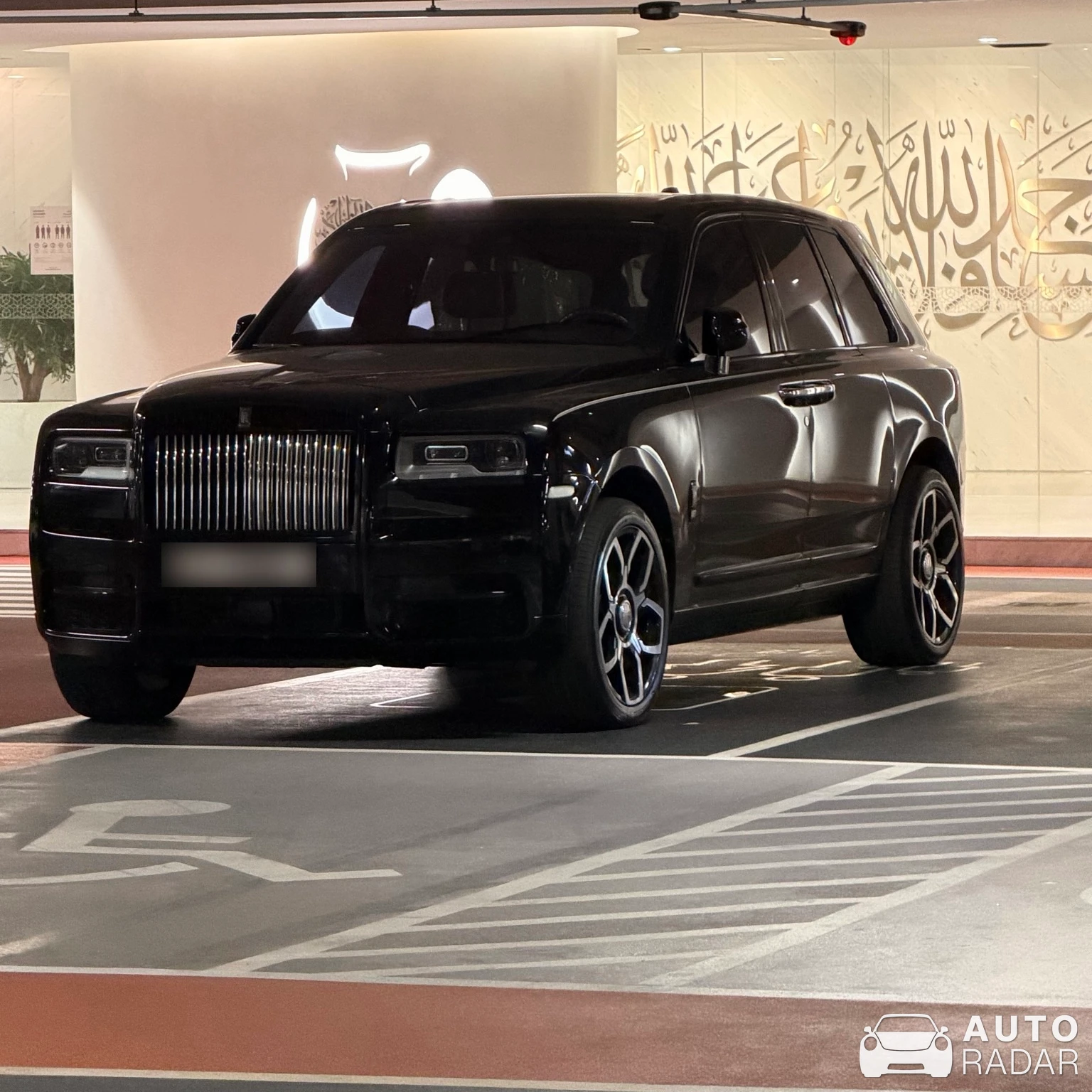 Rolls-Royce Cullinan Black Badge spotted in Dubai, Emirados Árabes Unidos