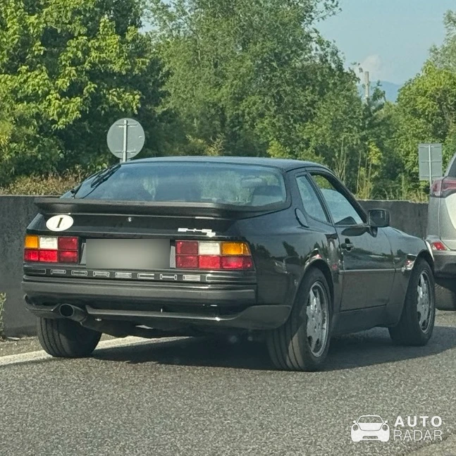 Porsche 944 S spotted in Bergamo