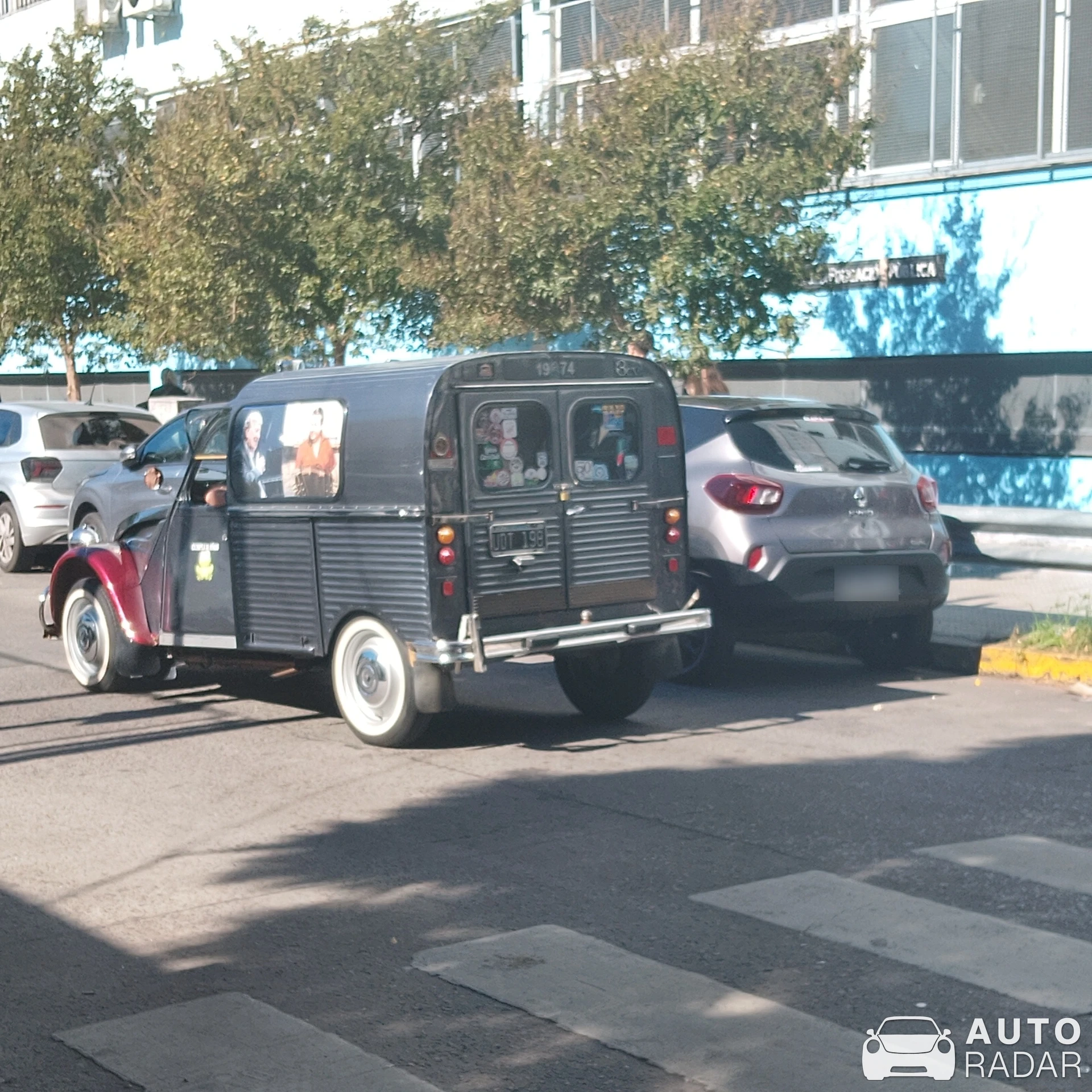 Citroën 2CV Fourgonnette spotted in Buenos Aires