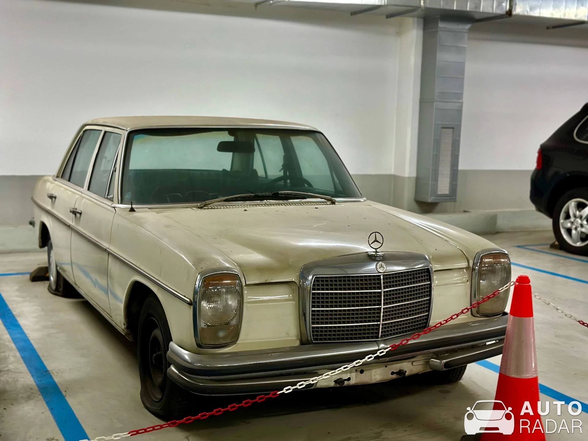 Mercedes-Benz W115 240 D spotted in Agios Dimitrios