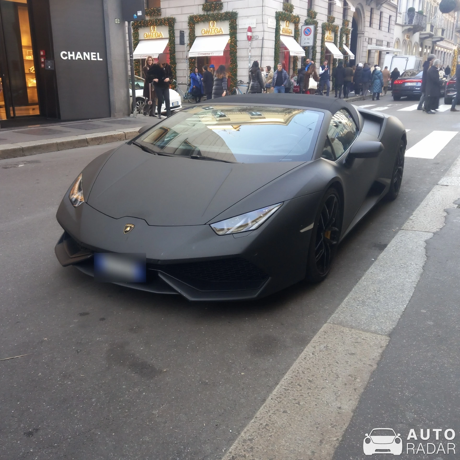 Lamborghini Huracán LP610-4 Spyder spotted in Milan, Italy