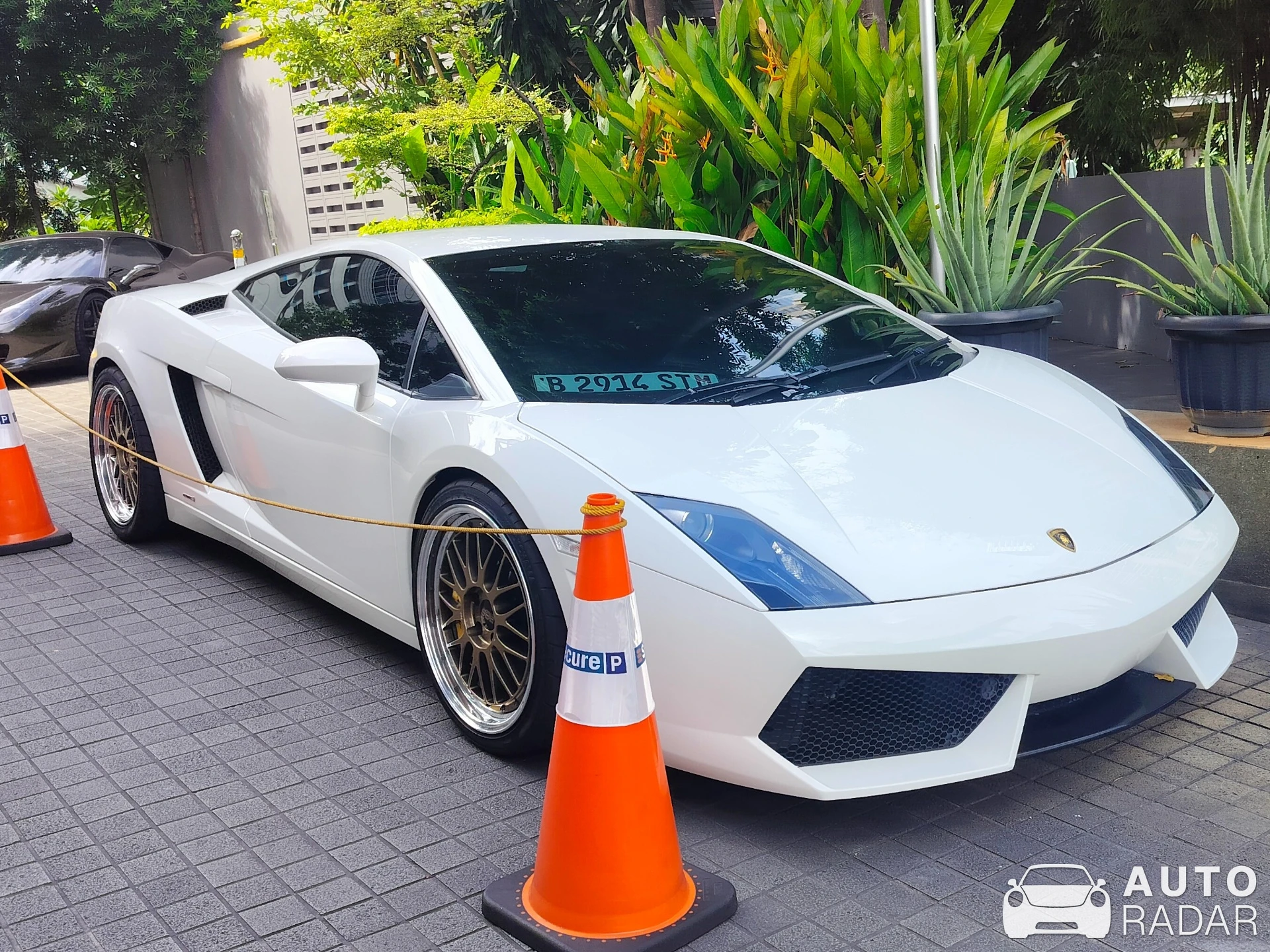 Lamborghini Gallardo LP560-4 spotted in South Jakarta City, Indonesia