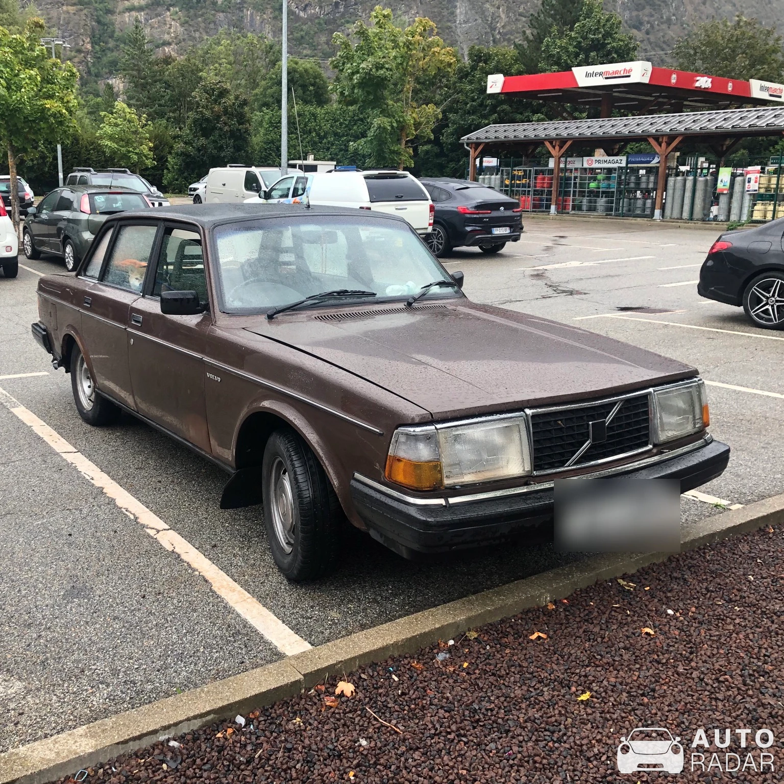 Volvo 244 DL spotted in Le Bourg-d'Oisans, France