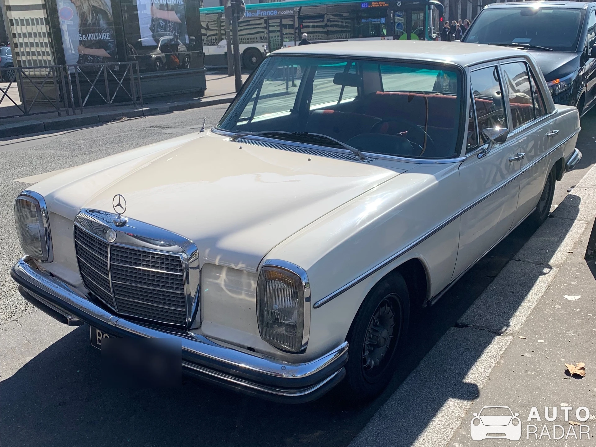 Mercedes-Benz 280 E spotted in Paris