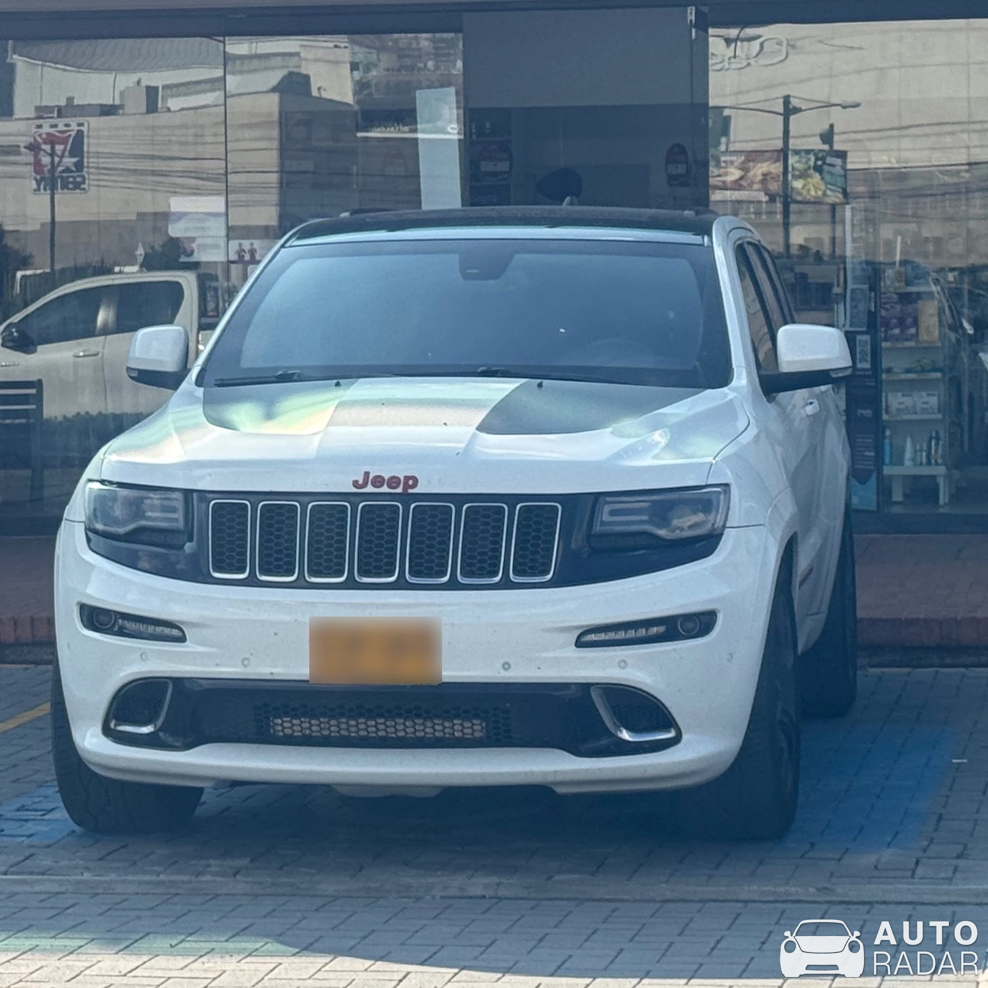 Jeep Grand Cherokee SRT 2013 spotted in Chía, Colombia