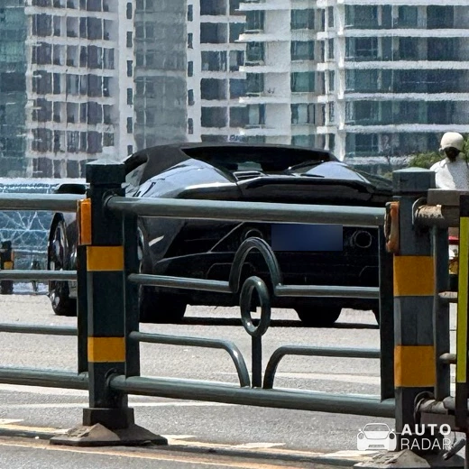 Lamborghini Aventador S LP740-4 Roadster spotted in San Ya Shi
