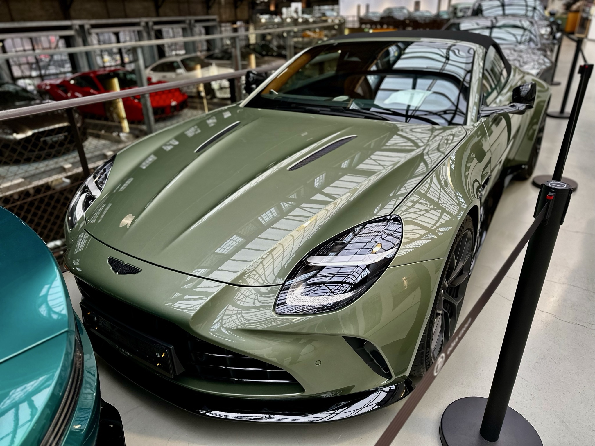 Aston Martin Vanquish Volante 2025