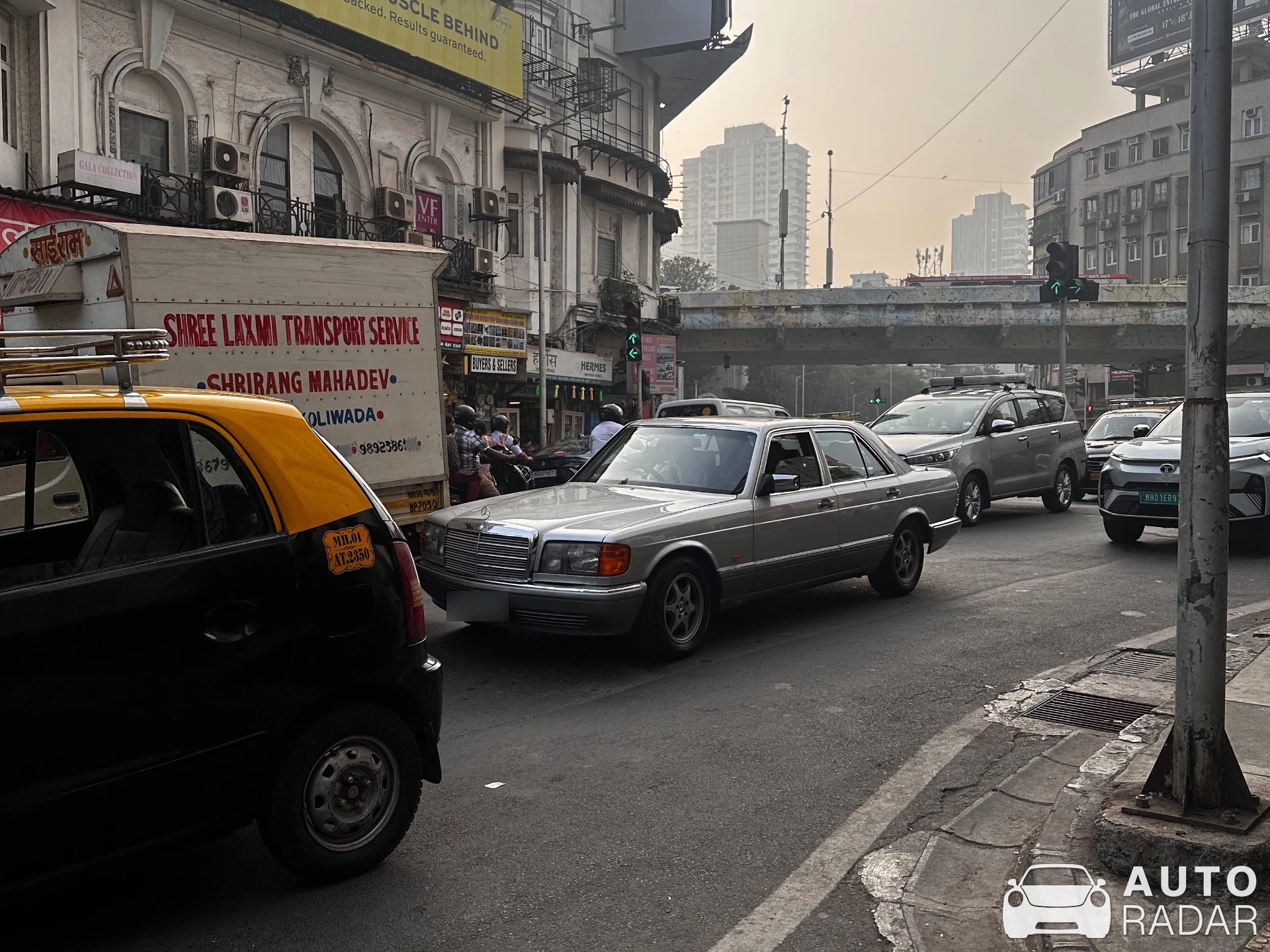Mercedes-Benz 300SE W126 spotted in Mumbai, India