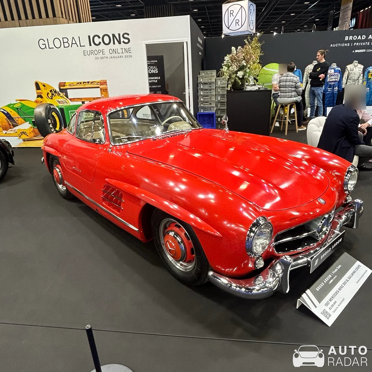 Mercedes-Benz 300SL Gullwing spotted in Vanves, France
