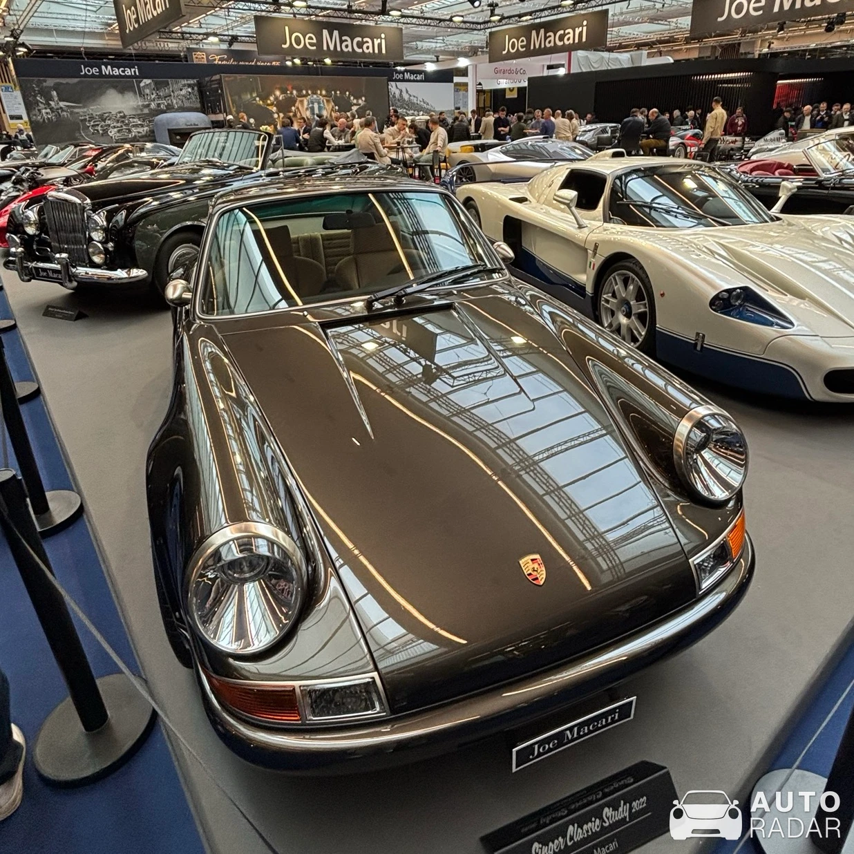 Singer 911 Classic Study spotted in Paris