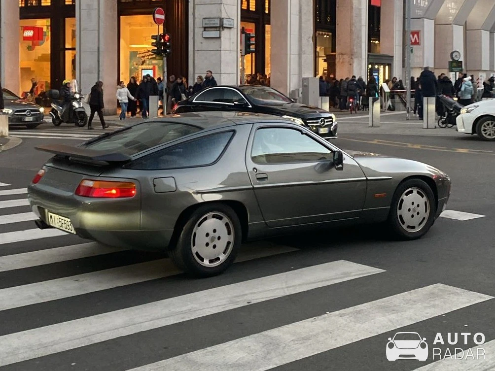 Porsche 928 spotted in Milano, Italy