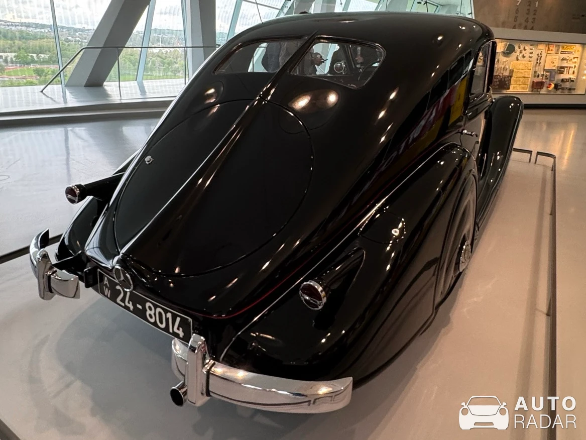 Mercedes-Benz 320 Stromlinien-Limousine spotted in Stuttgart
