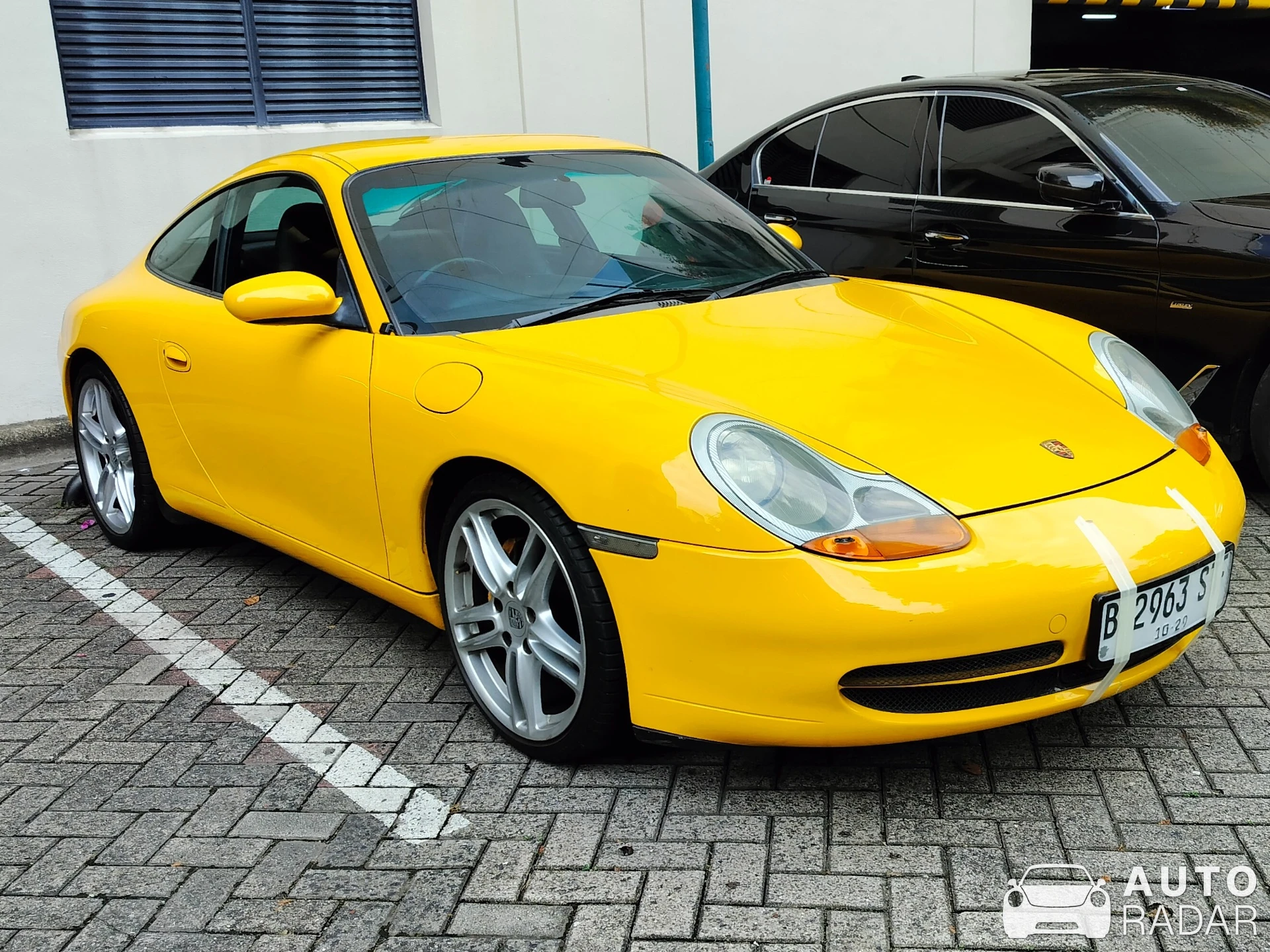 Porsche 996 Carrera spotted in Kota Jakarta Pusat, Indonesia