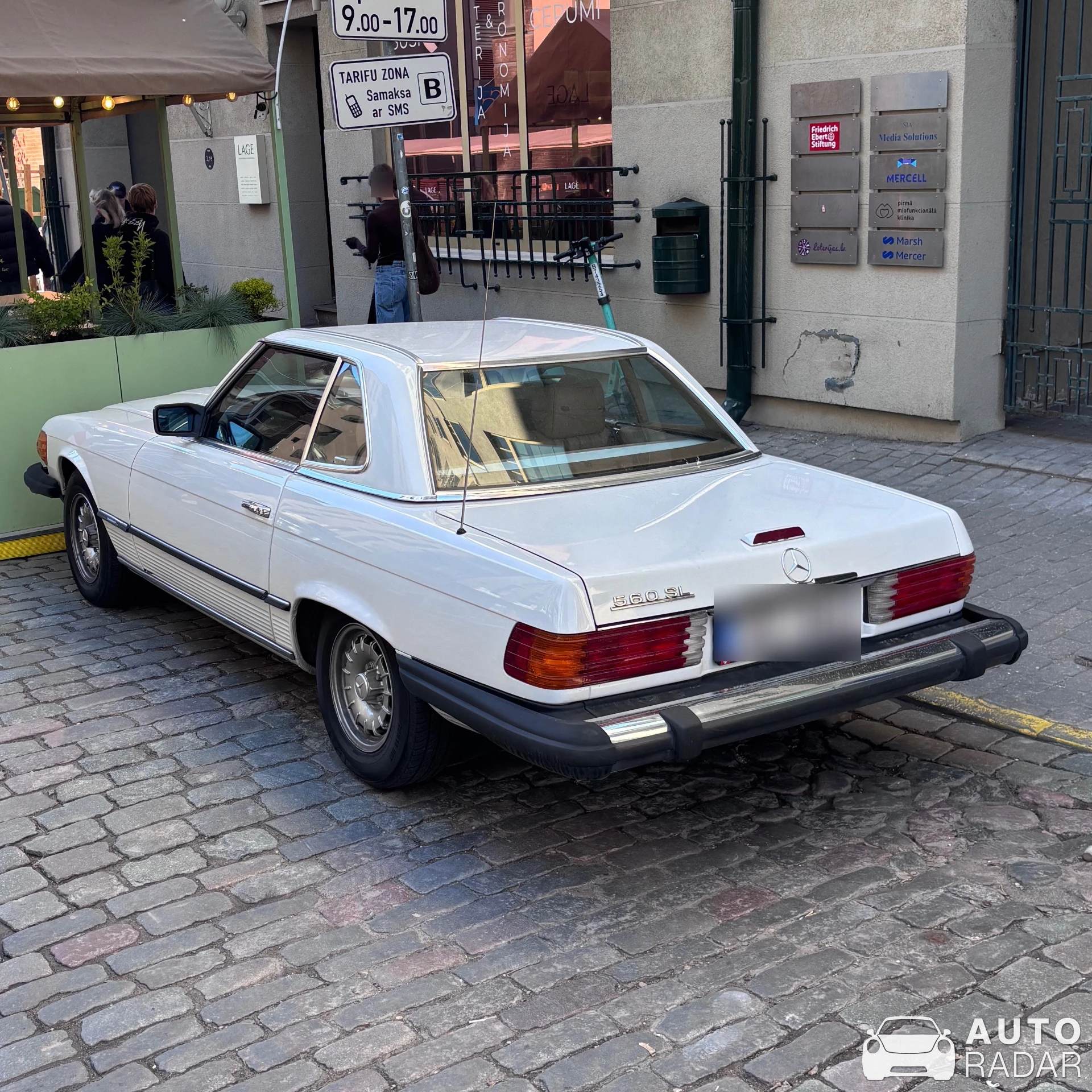 Mercedes-Benz 560 SL R107 spotted in Riga