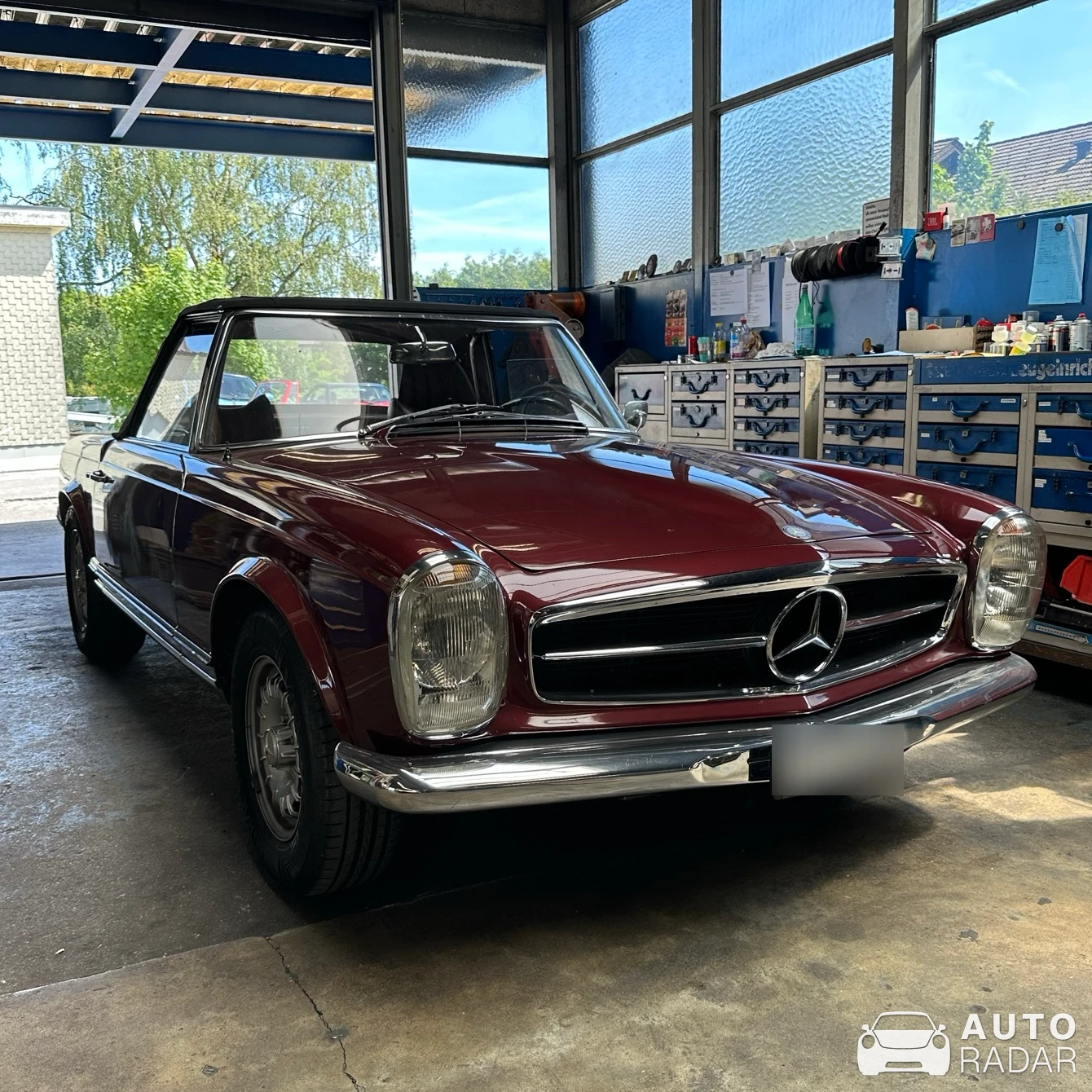 Mercedes-Benz 250SL spotted in Oberweningen, Schweiz