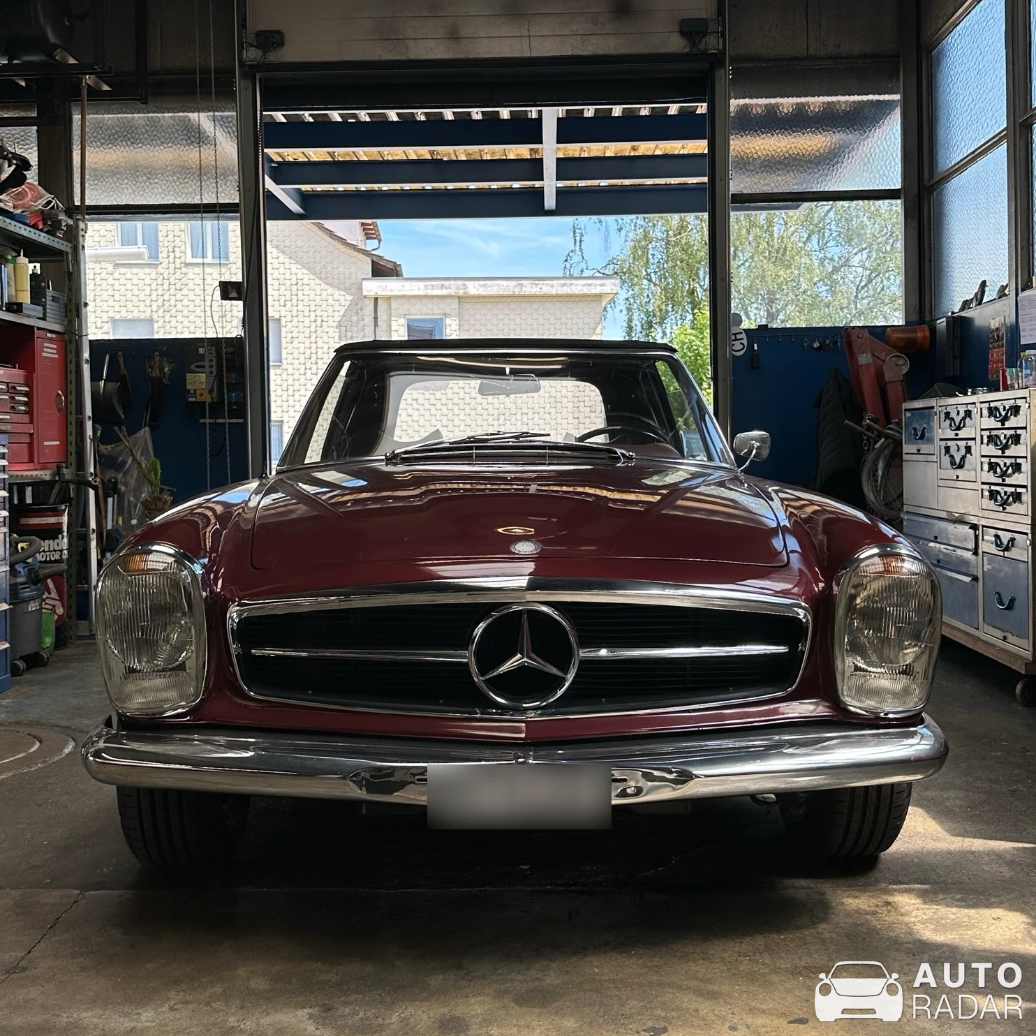 Mercedes-Benz 250SL spotted in Oberweningen