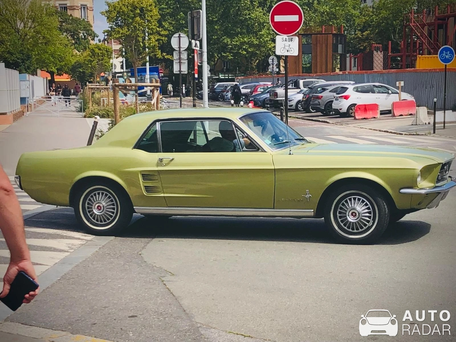 Ford Mustang Coupé 1966 spotted in Boulogne-Billancourt, France