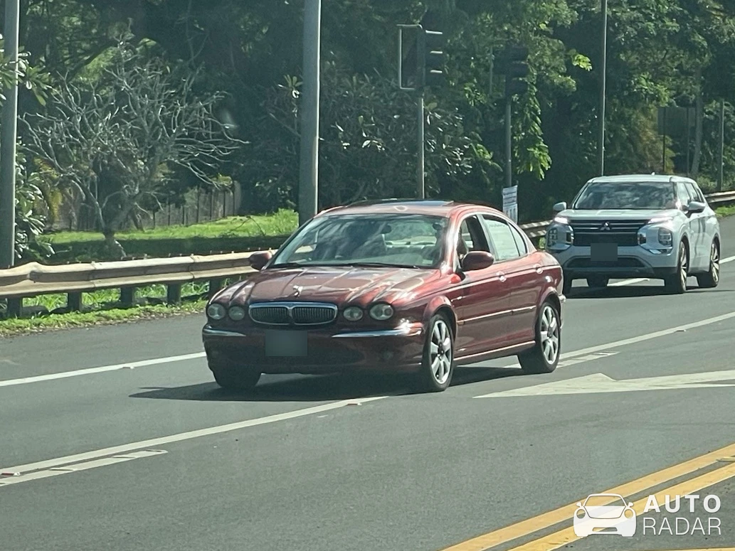 Jaguar Mark X spotted in Haleiwa