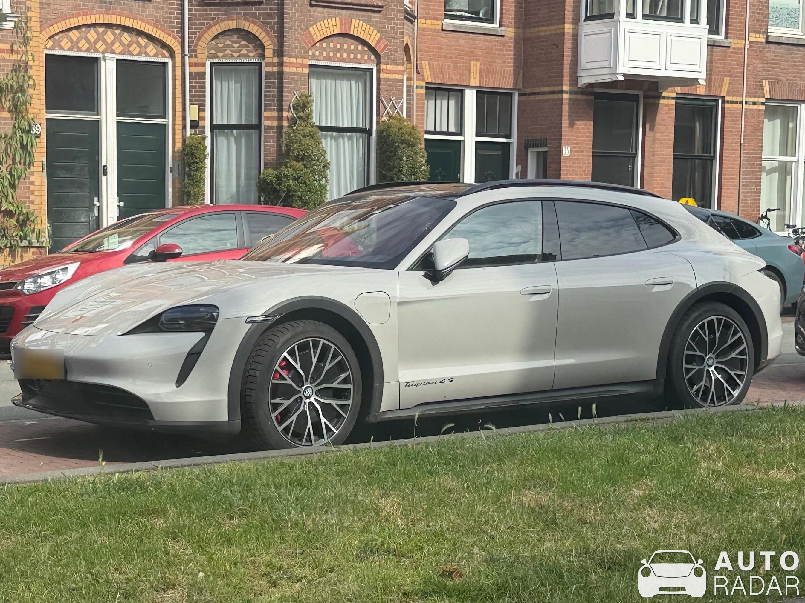 Porsche Taycan 4S Cross Turismo spotted in Den Haag