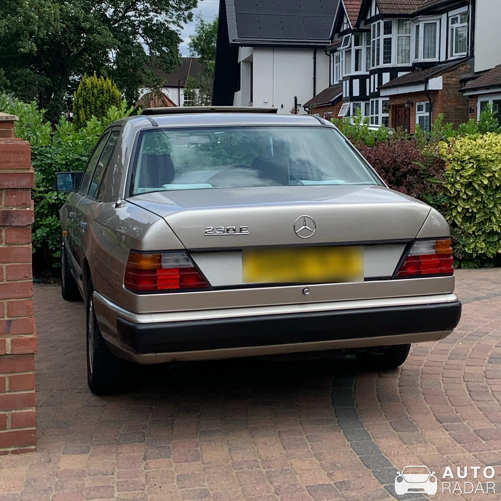 Mercedes-Benz 230E W123 spotted in Isleworth