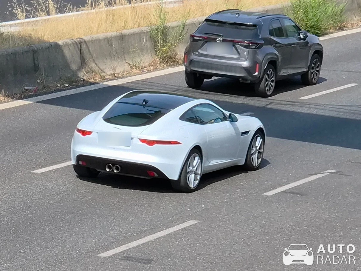 Jaguar F-Type Coupé 2017 spotted in Milano