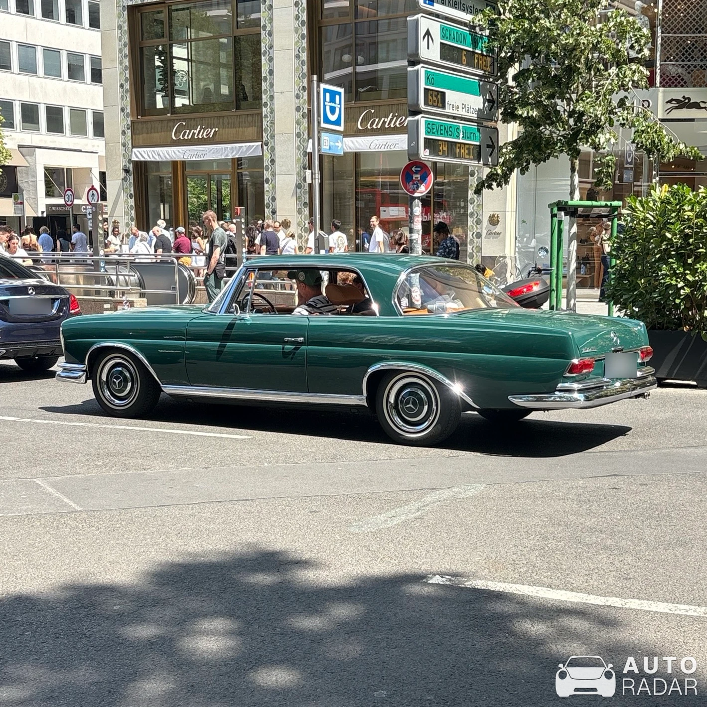 Mercedes-Benz 280 SE spotted in Düsseldorf