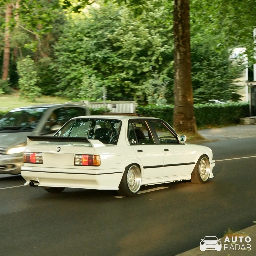 BMW 3 Series E30 spotted in Crissier