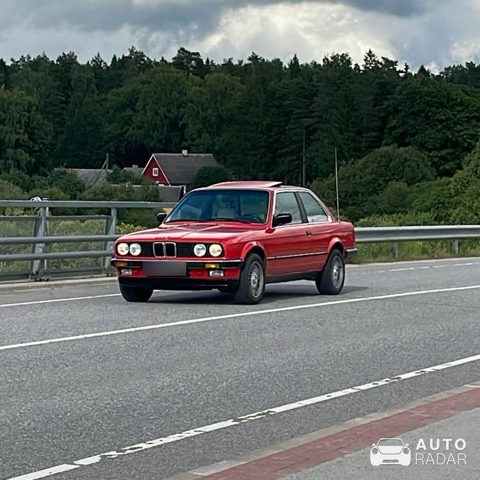 BMW 3 Series E30 Coupé spotted in Kernu