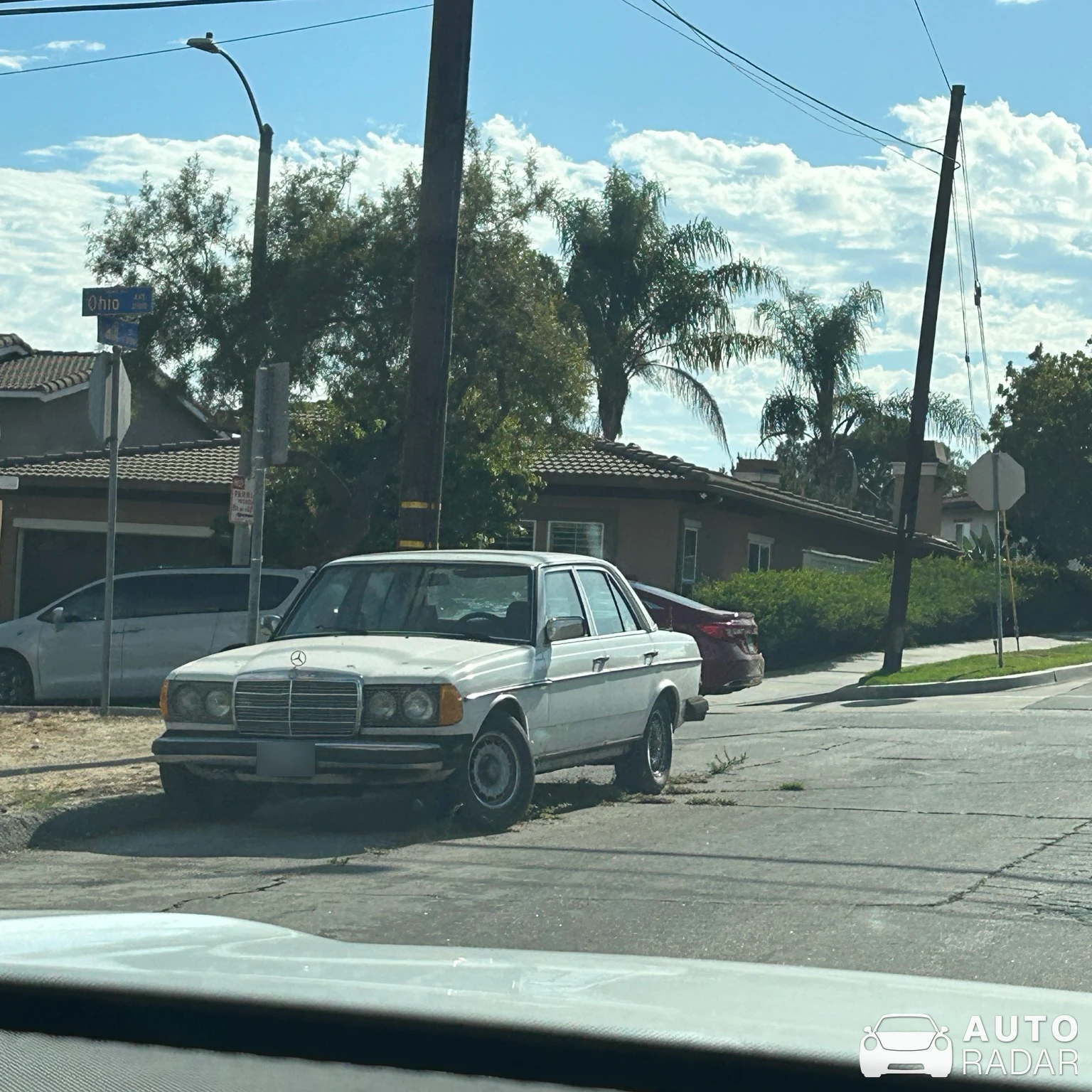 Mercedes-Benz 300E W123 spotted in Signal Hill