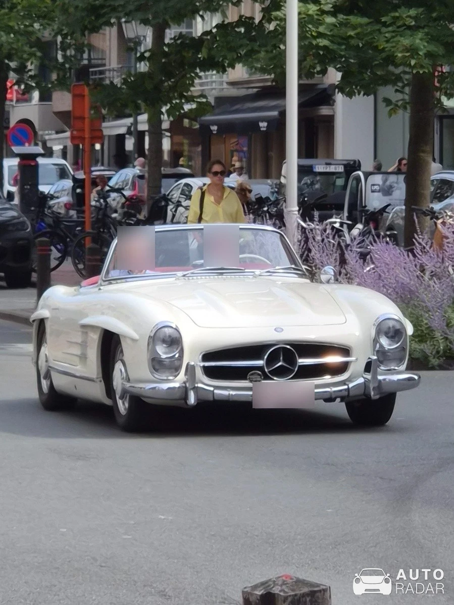 Mercedes-Benz 300SL Roadster spotted in Knokke-Heist