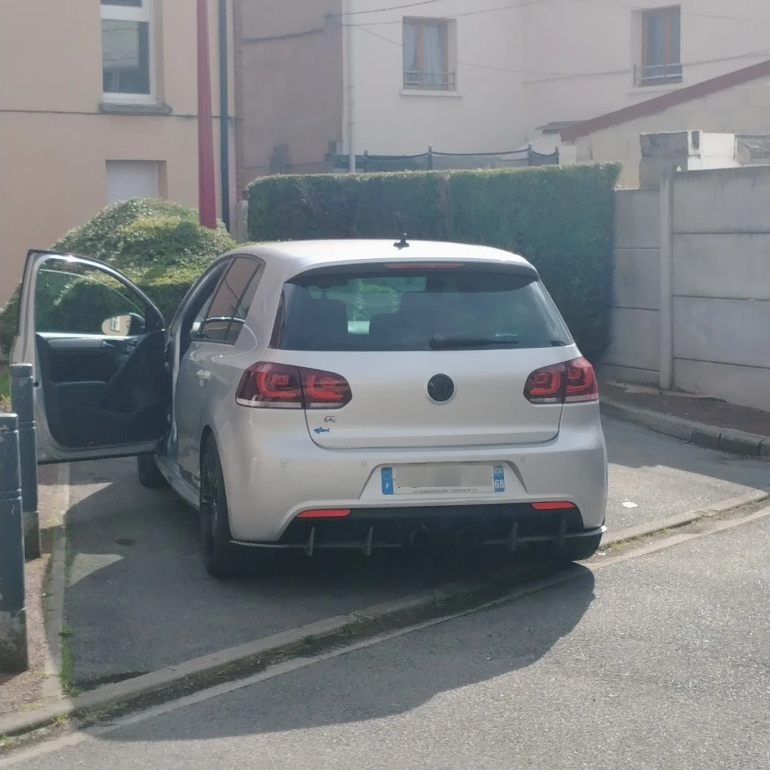 Volkswagen  Golf 6 R spotted in Dourges, France