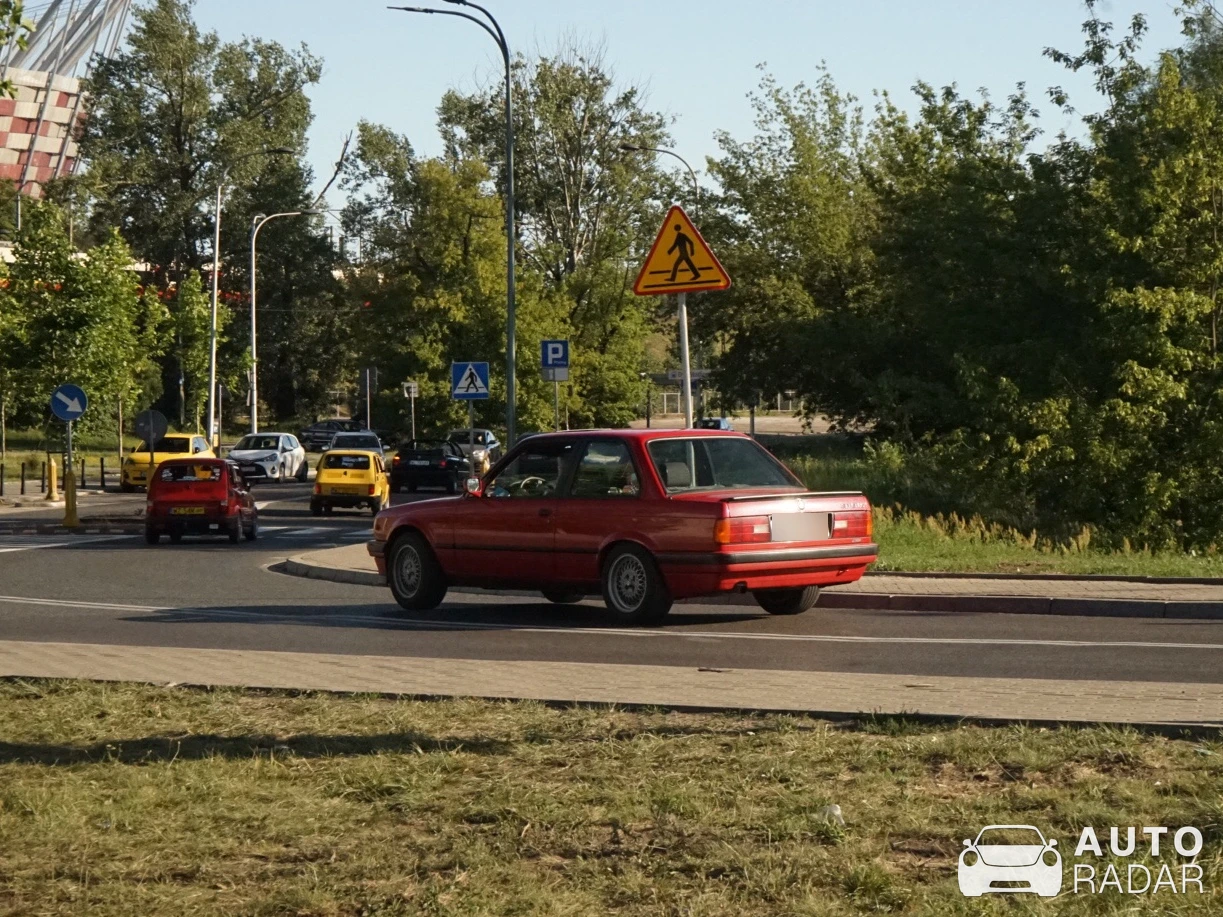 BMW 3 Series E30 Coupé spotted in Varsova