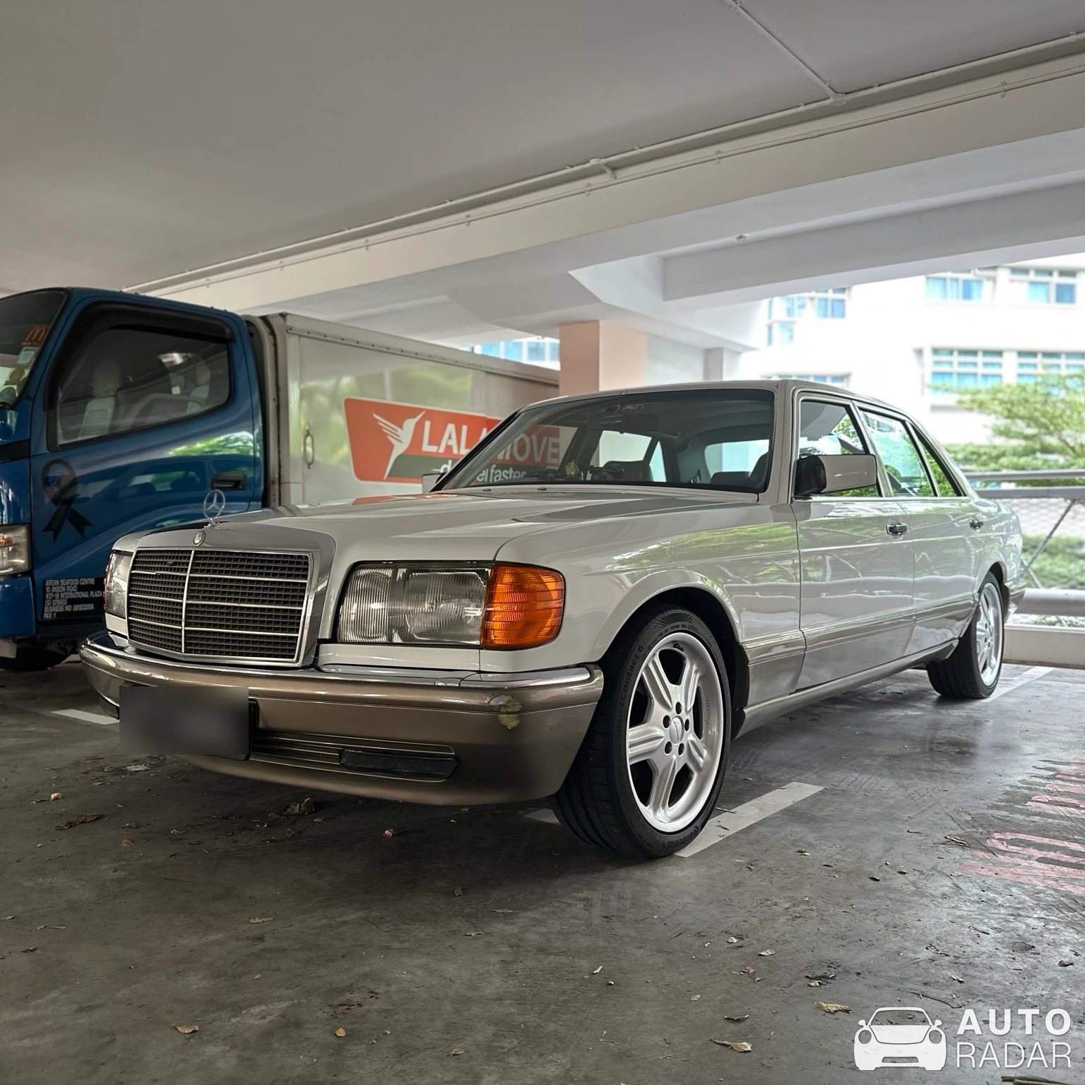 Mercedes-Benz W126 spotted in Singapore