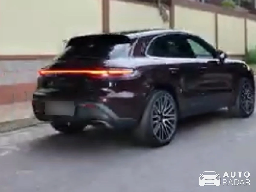 Porsche Macan spotted in Thành phố Việt Trì