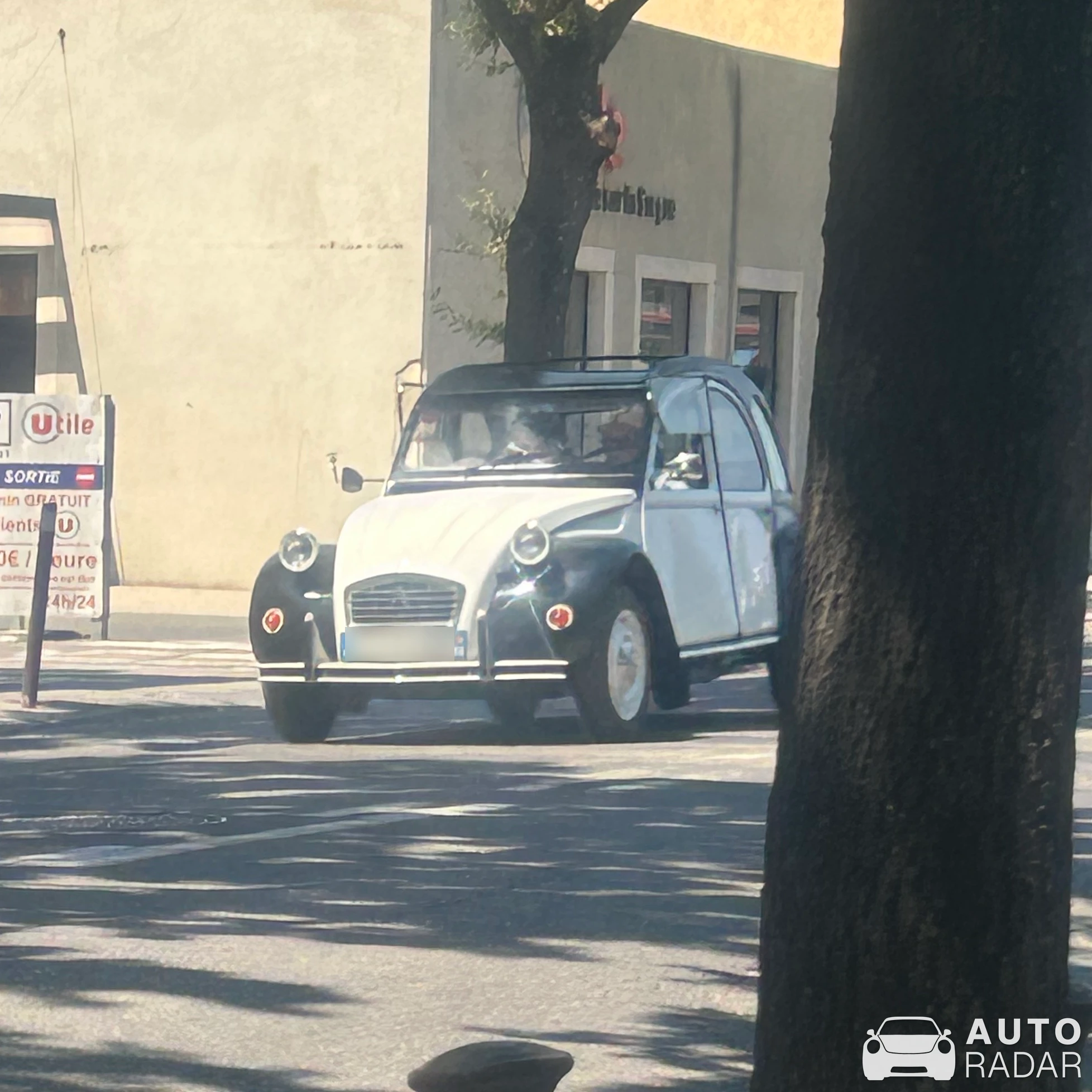 Citroën 2CV spotted in L'Isle-sur-la-Sorgue