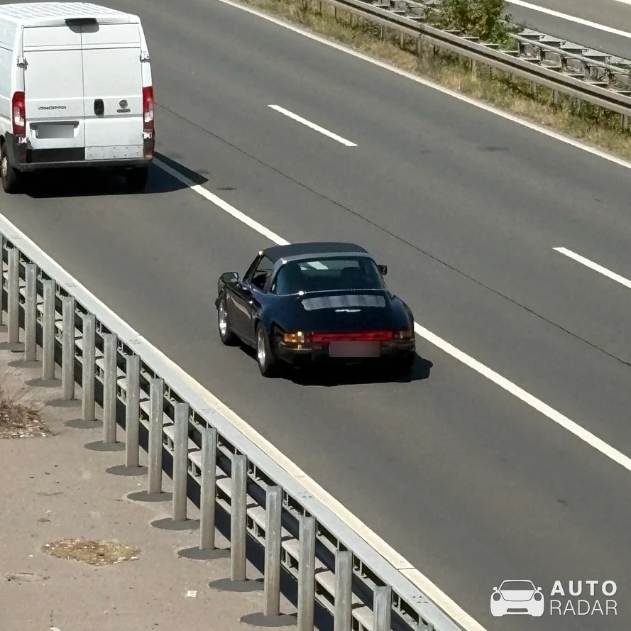 Porsche 911 Carrera 3.2 Targa spotted in Düsseldorf