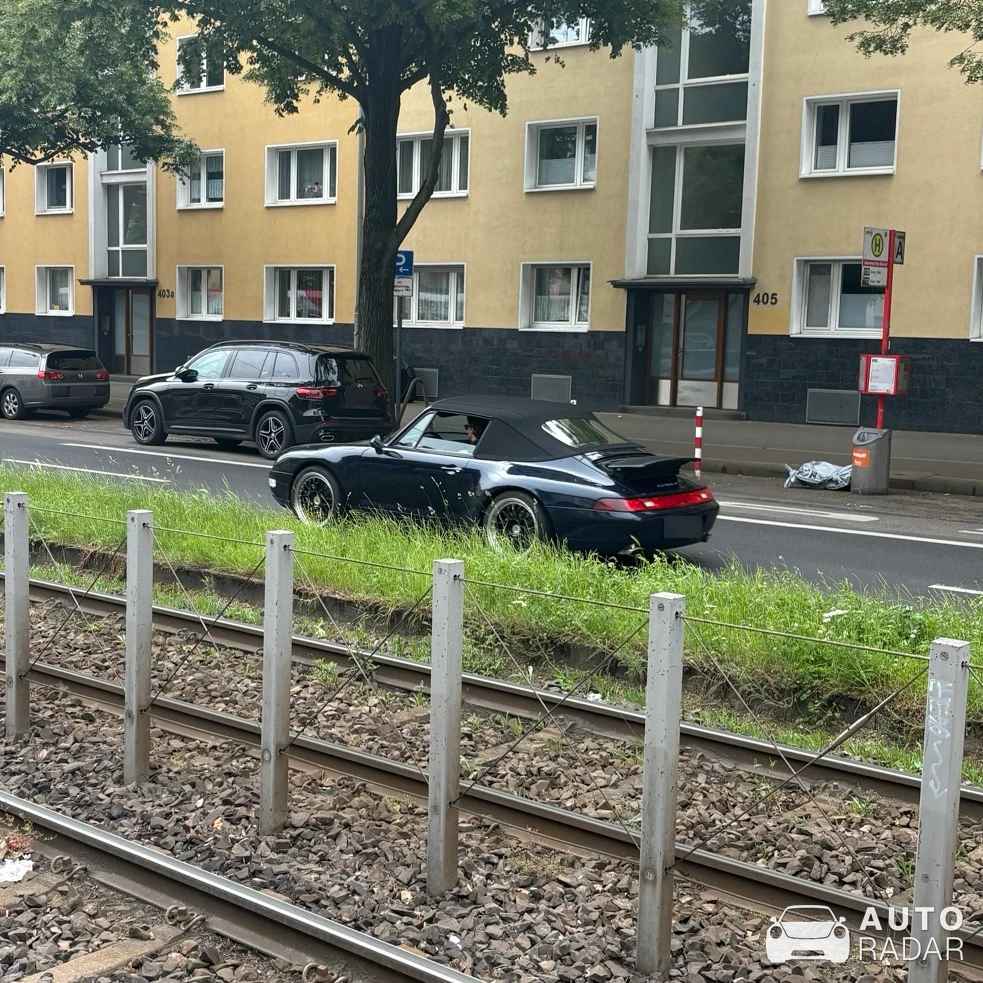 Porsche 993 Carrera 4 Cabriolet spotted in Köln