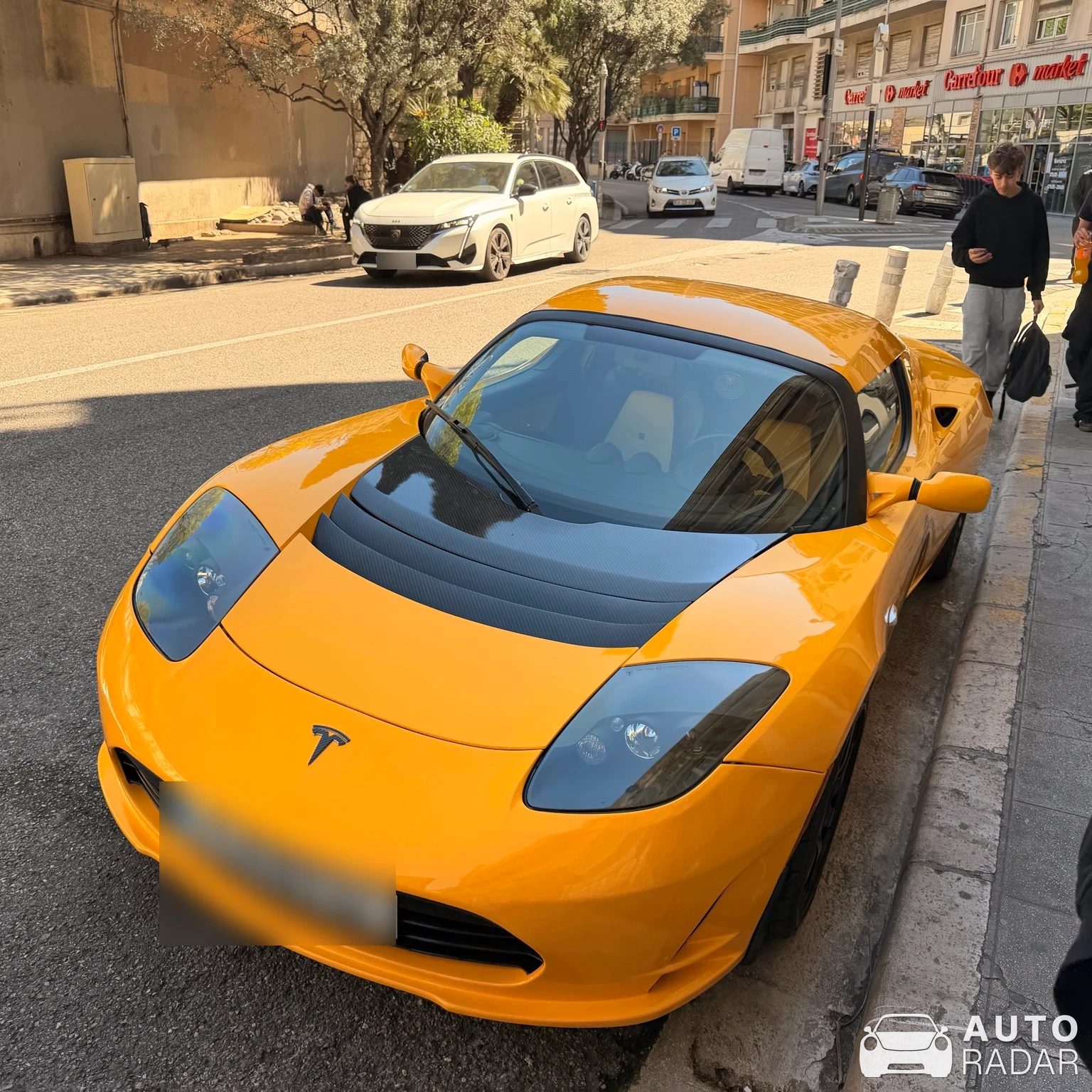 Tesla Roadster spotted in Saint-Laurent-du-Var