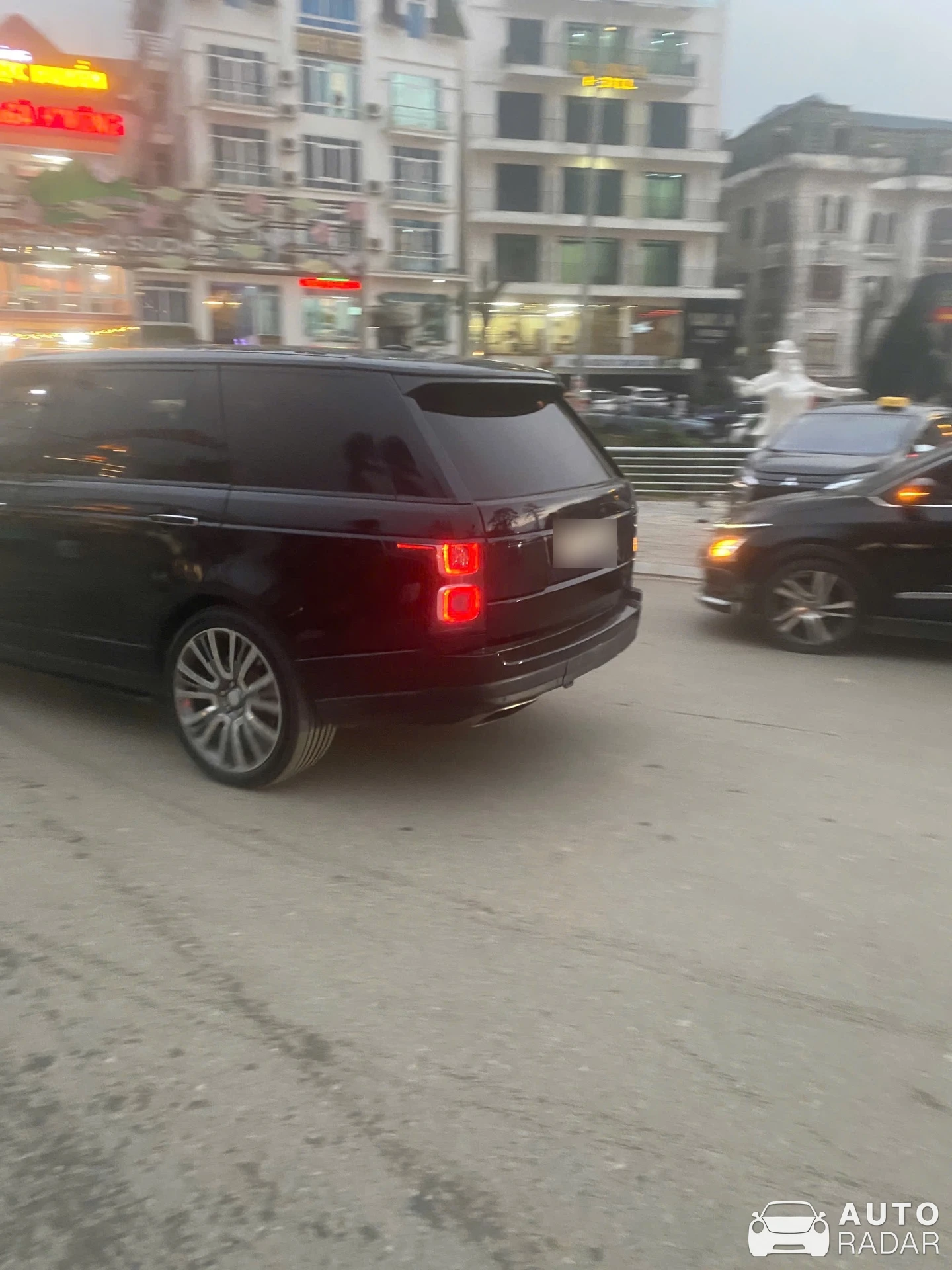 Land Rover Range Rover LWB spotted in Tam Đảo