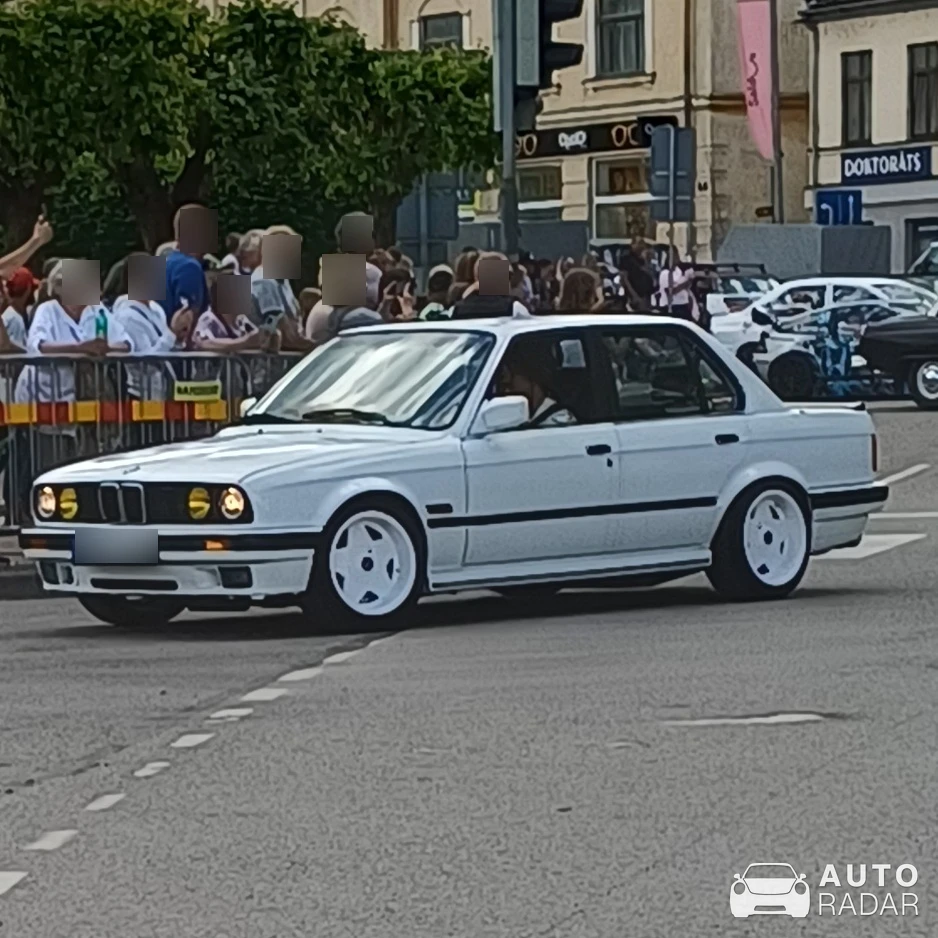 BMW 3 Series E30 spotted in Saldus