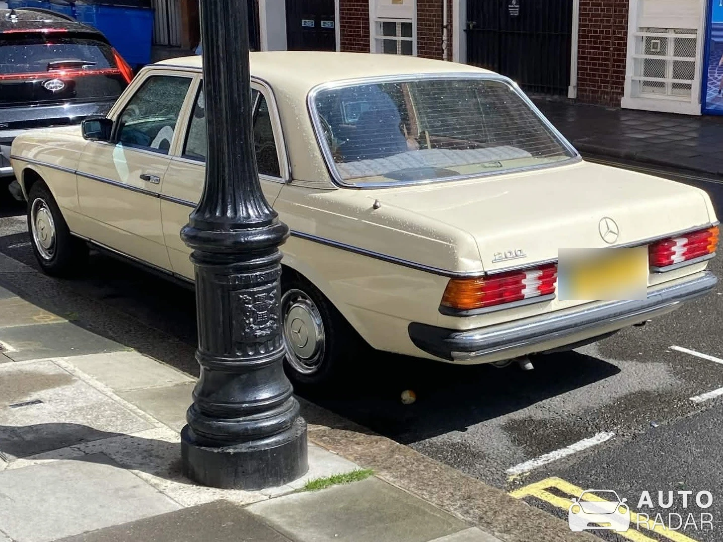 Mercedes-Benz W123 spotted in London