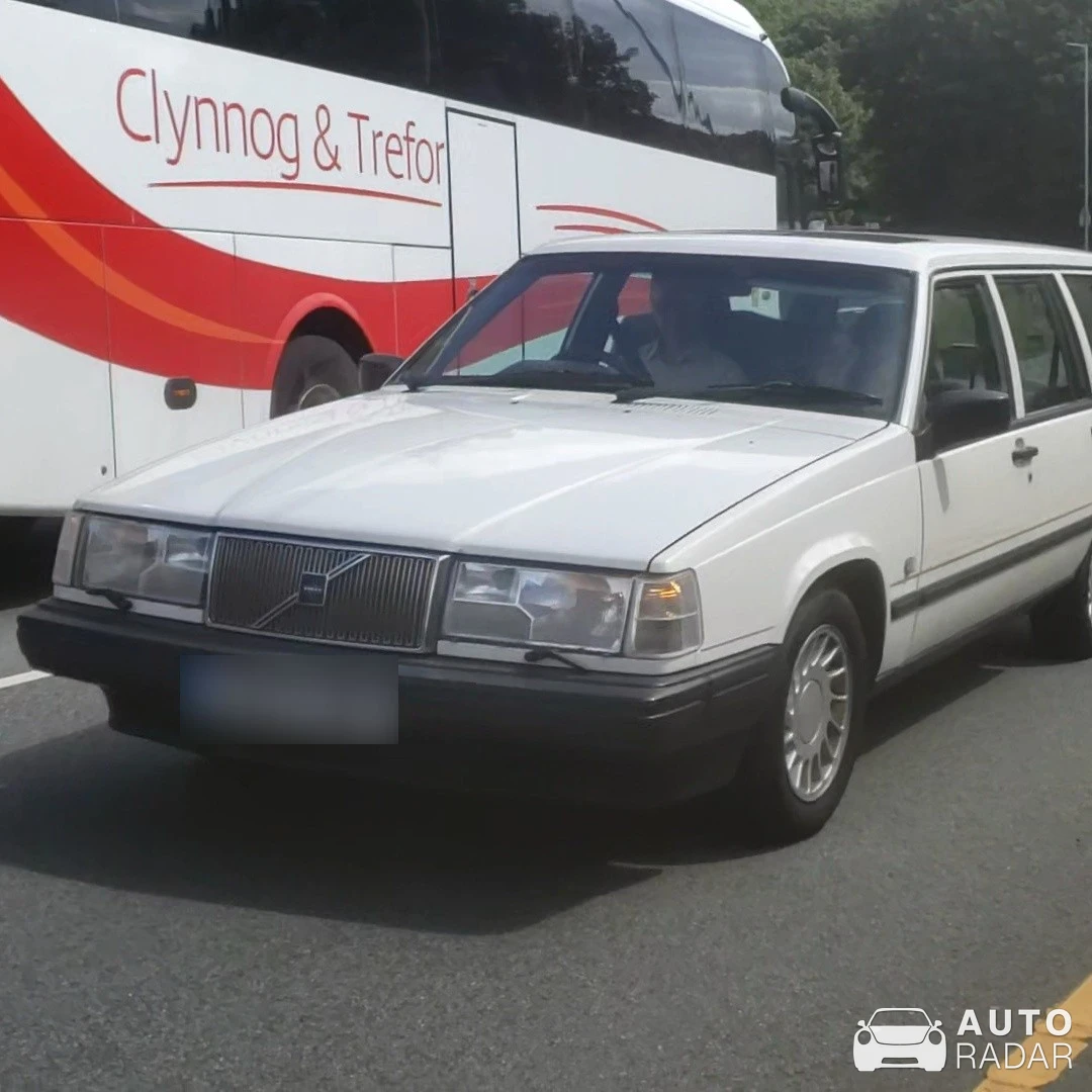 Volvo 740 spotted in Menai Bridge