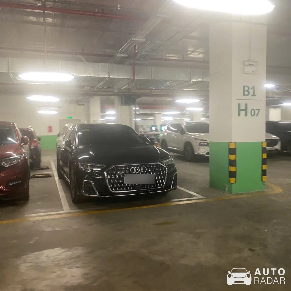 Audi A8 spotted in Hanoi