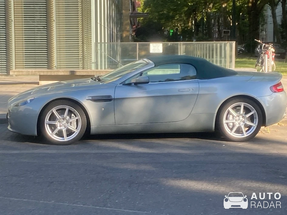 Aston Martin V8 Vantage Roadster spotted in Düsseldorf