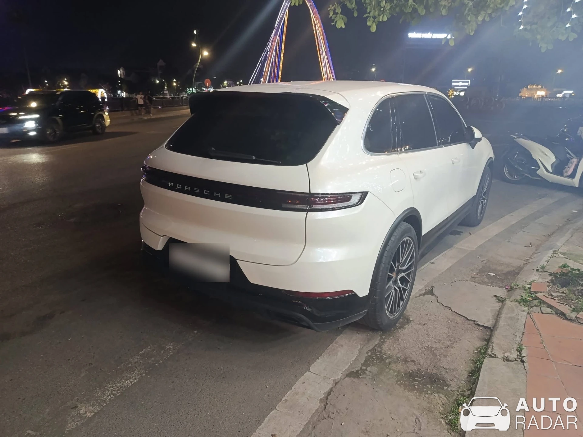 Porsche Cayenne E-Hybrid spotted in Việt Trì