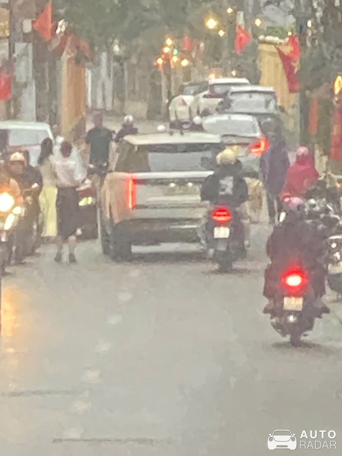 Land Rover Range Rover LWB spotted in Hanoi