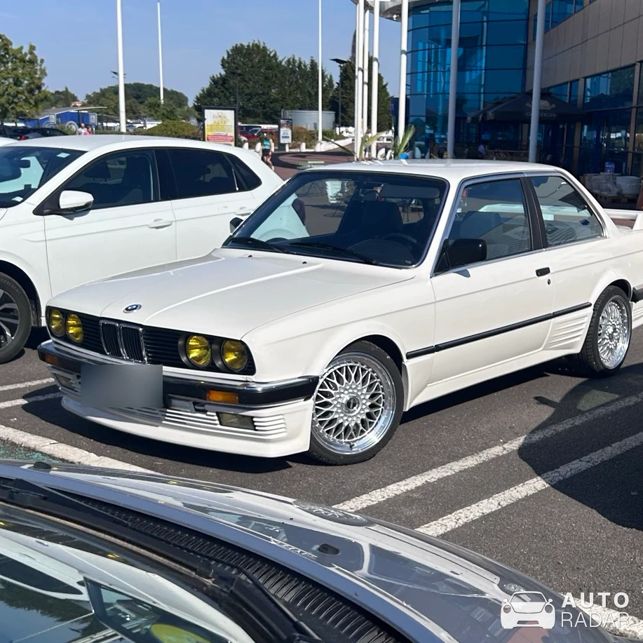 BMW 3 Series E30 spotted in Ruffec