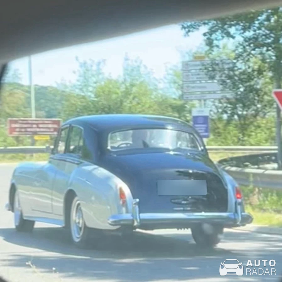 Rolls-Royce Phantom V spotted in Rouen