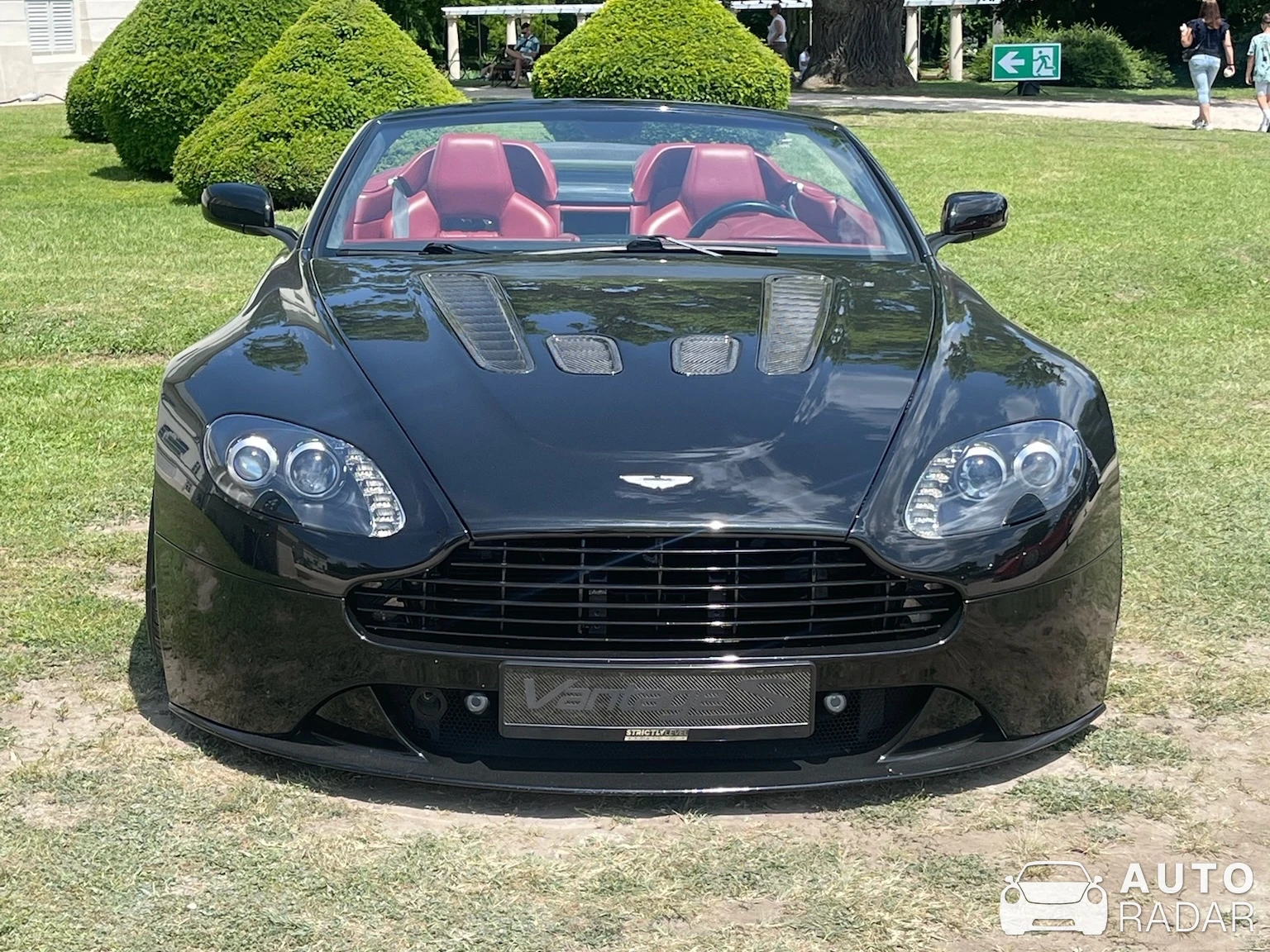 Aston Martin V12 Vantage Roadster spotted in Dég